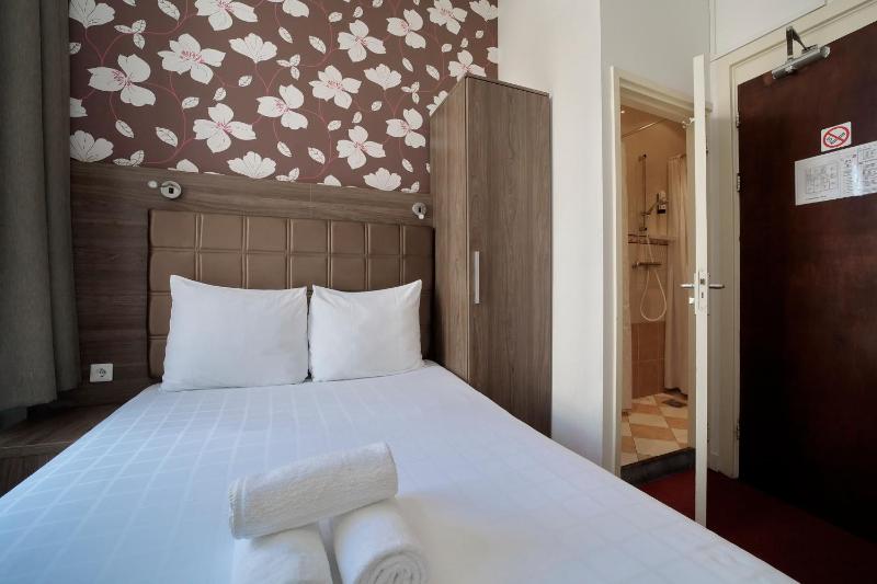 Small Double Room image 3