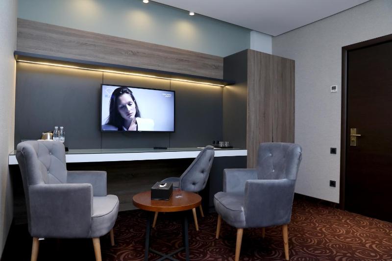 Superior King Room with Panoramic Mountain View image 2