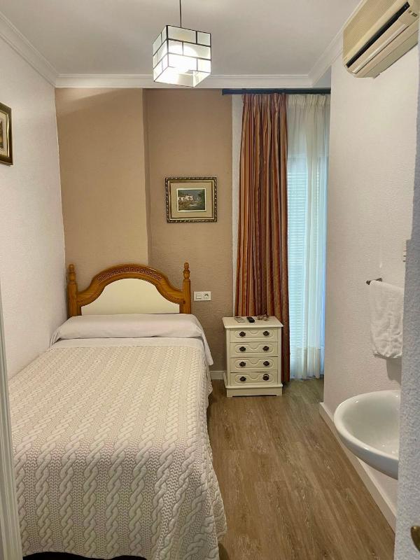 Comfort Triple Room image 4