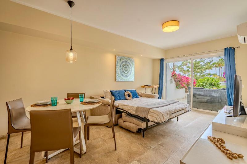 Apartamento con terraza en primera línea El Duque Altamira - image 10