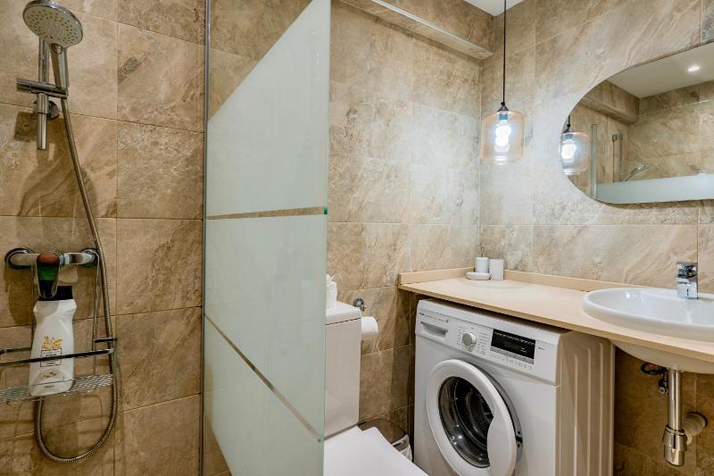 Apartamento con terraza en primera línea El Duque Altamira - image 8