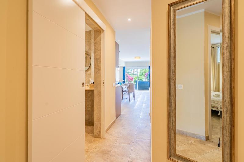 Apartamento con terraza en primera línea El Duque Altamira - image 15