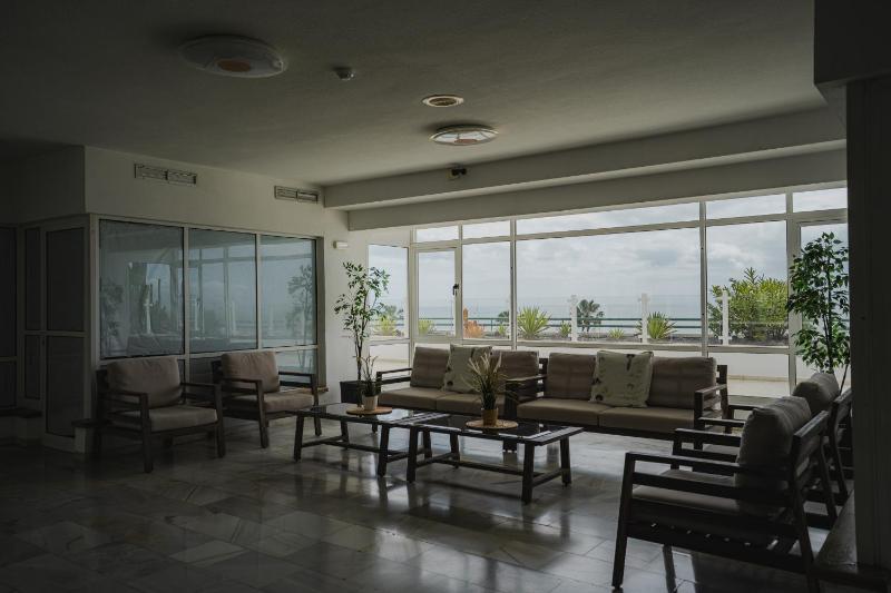 Apartamento con terraza en primera línea El Duque Altamira - image 2