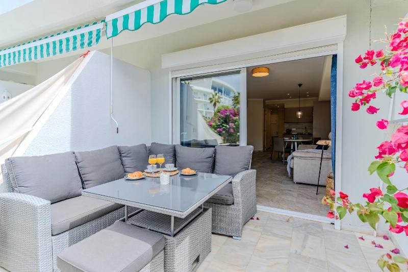 Apartamento con terraza en primera línea El Duque Altamira - image 5