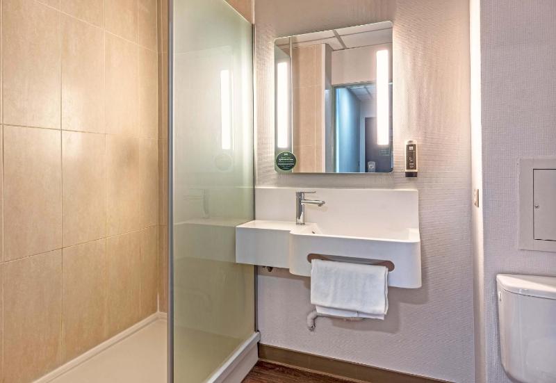 Double Room image 4
