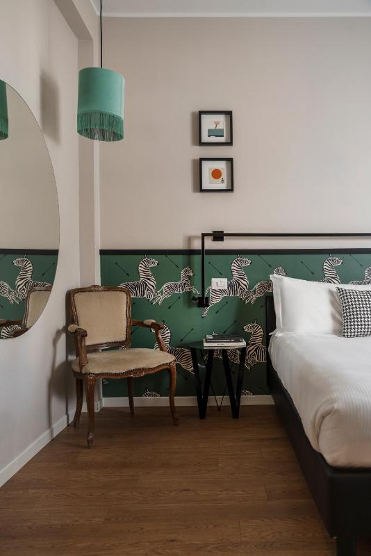 Superior Double Room with Balcony image 4