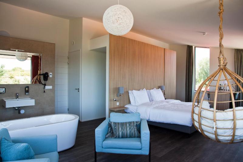 King Suite with Balcony (no pets allowed) image 1