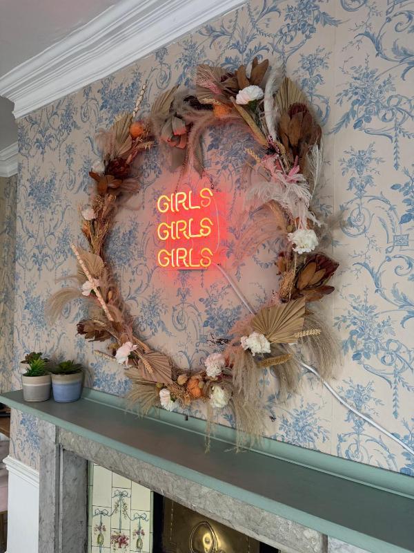 Seven-Bedroom House image 3