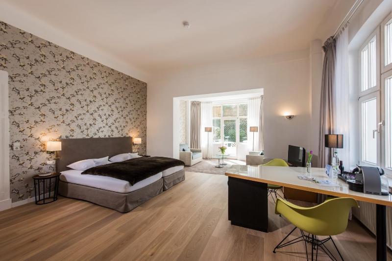 Deluxe Double Room image 4