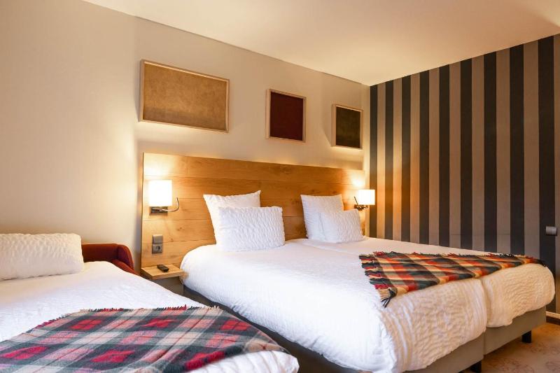 Standard Twin Room with Sofa Bed and Balcony image 3