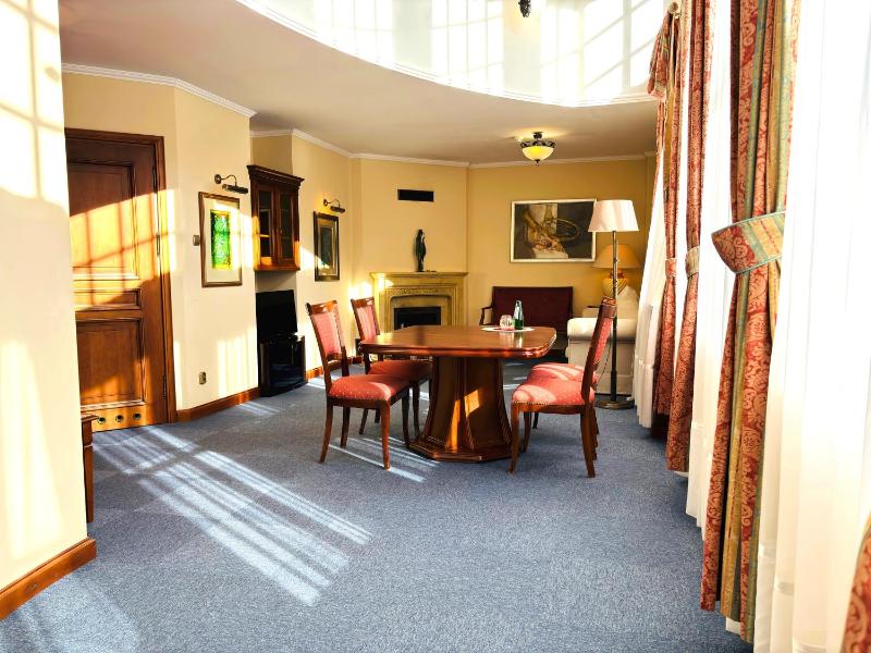 Queen Suite with Spa Bath image 2