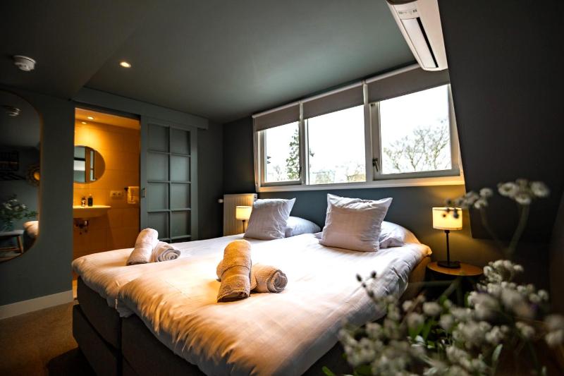 Twin Room with Private Bathroom image 4