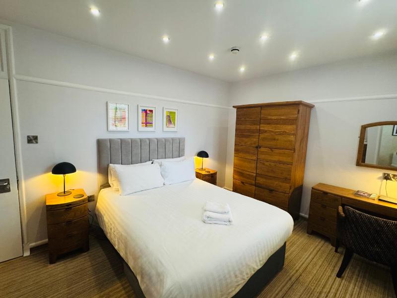 Standard Double Room image 3