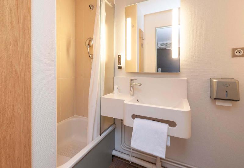 Twin Room image 4