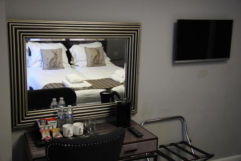 Double or Twin Room with Partial Sea View image 2