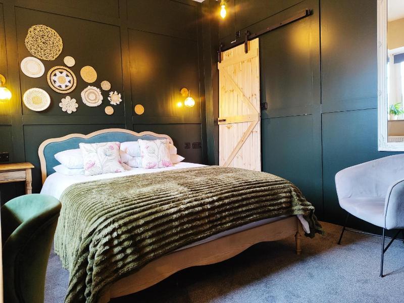 Superior King Room image 2