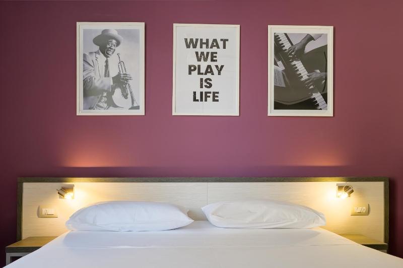 Large Double Room image 3