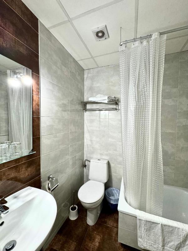 Double or Twin Room with Private Bathroom image 3