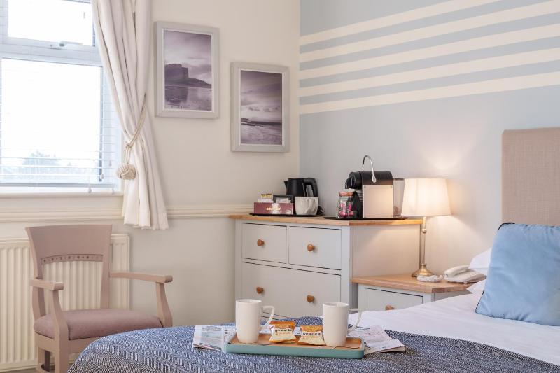 Standard Twin Room image 4