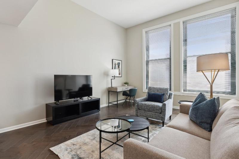 Placemakr Downtown Pittsburgh at The Pennsylvanian - image 45