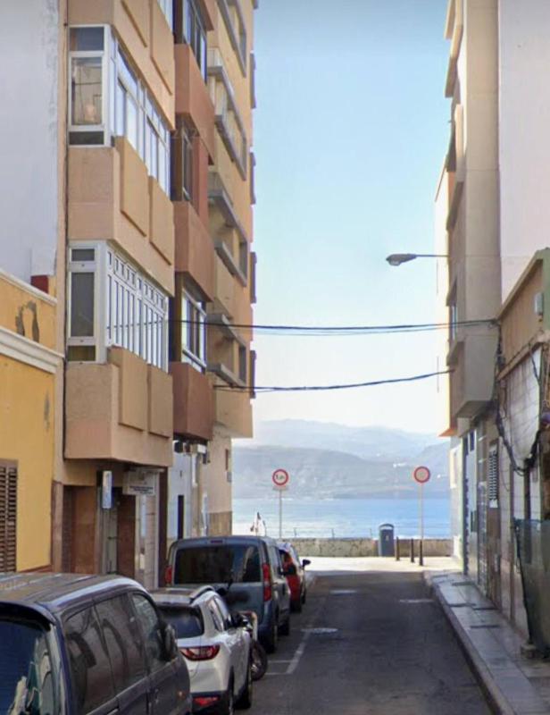 Cozy Guest Room Near Las Canteras Beach in Las Palmas - image 7