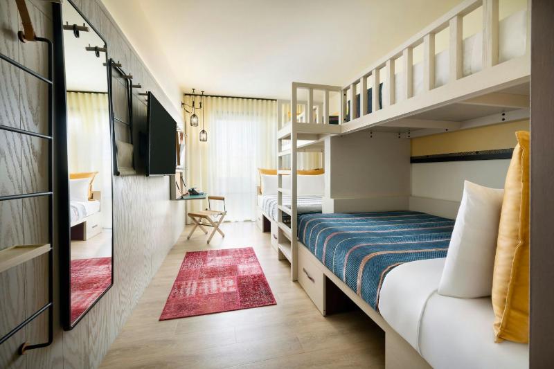 Twin Room with City View image 3