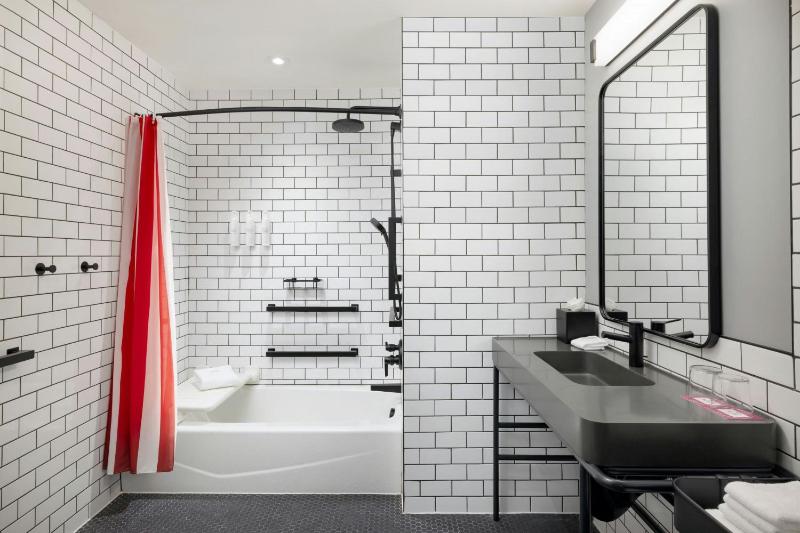 Queen Room with Two Queen Beds and Adapted Tub - Mobility Accessible image 3