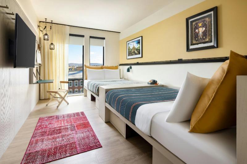 Queen Room with Two Queen Beds and City View image 2