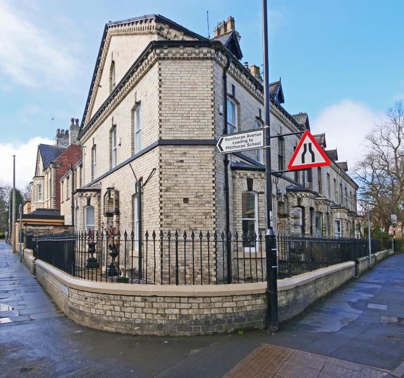 Four-Bedroom Townhouse image 1