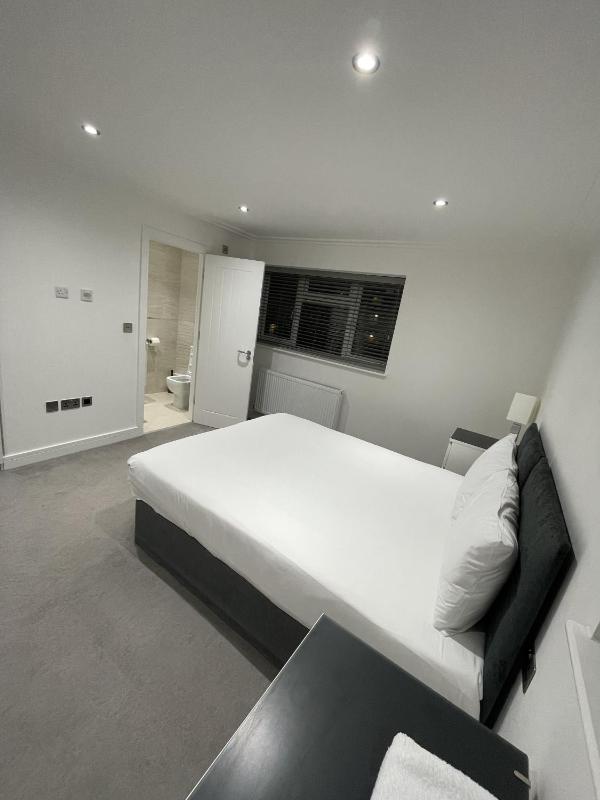 Deluxe Two-Bedroom Apartment with Garden View image 4