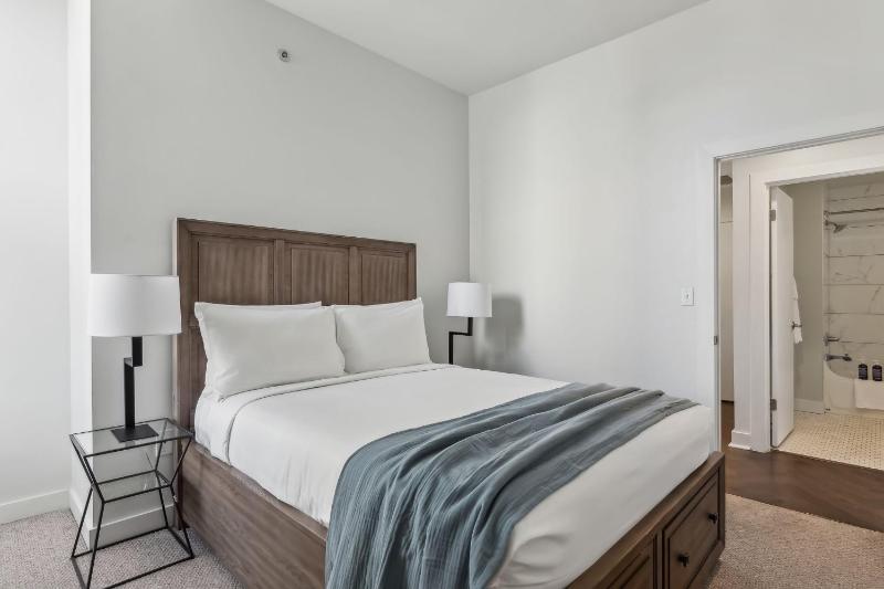 Deluxe One-Bedroom Apartment image 4