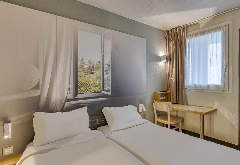 Twin Room image 3