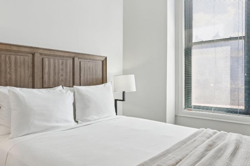 Placemakr Downtown Pittsburgh at The Pennsylvanian - image 23