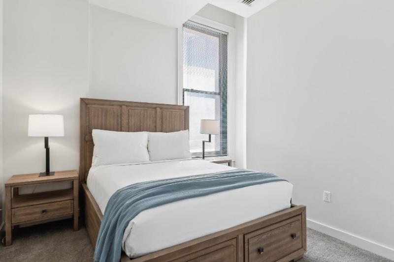 Placemakr Downtown Pittsburgh at The Pennsylvanian - image 5