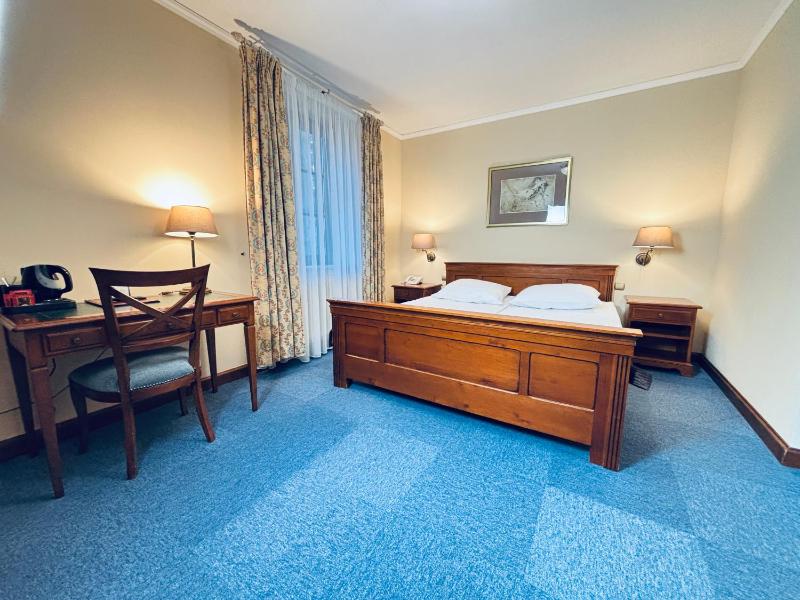 Queen Suite with Spa Bath image 1