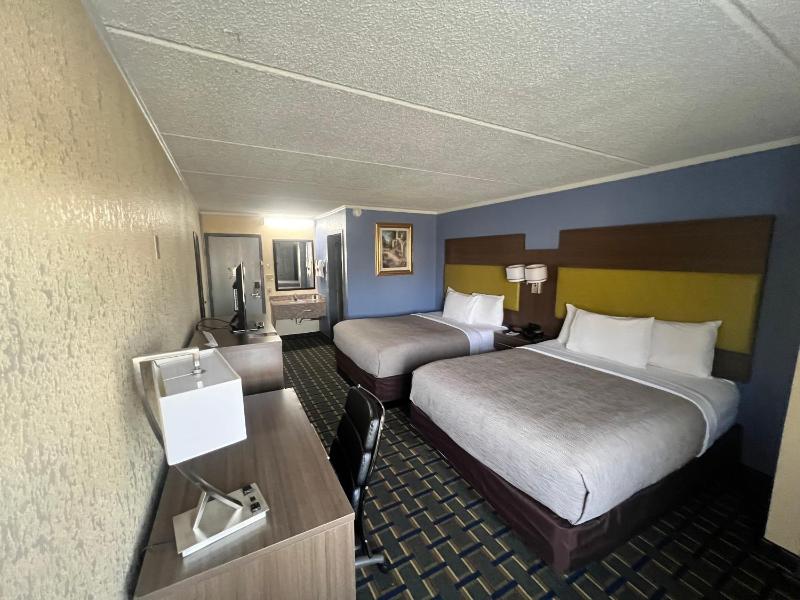 Queen Room with Two Queen Beds - Non-Smoking image 4