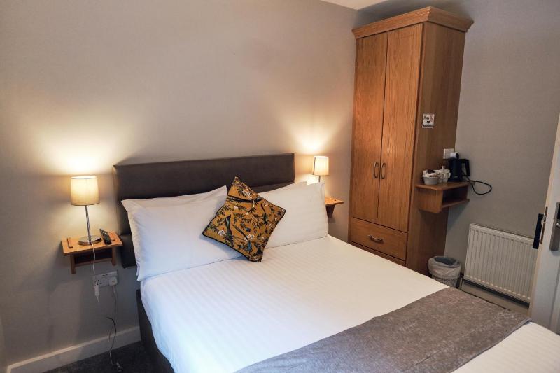 Small Double Room image 4