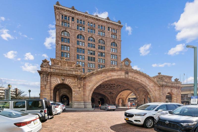 Placemakr Downtown Pittsburgh at The Pennsylvanian - image 3