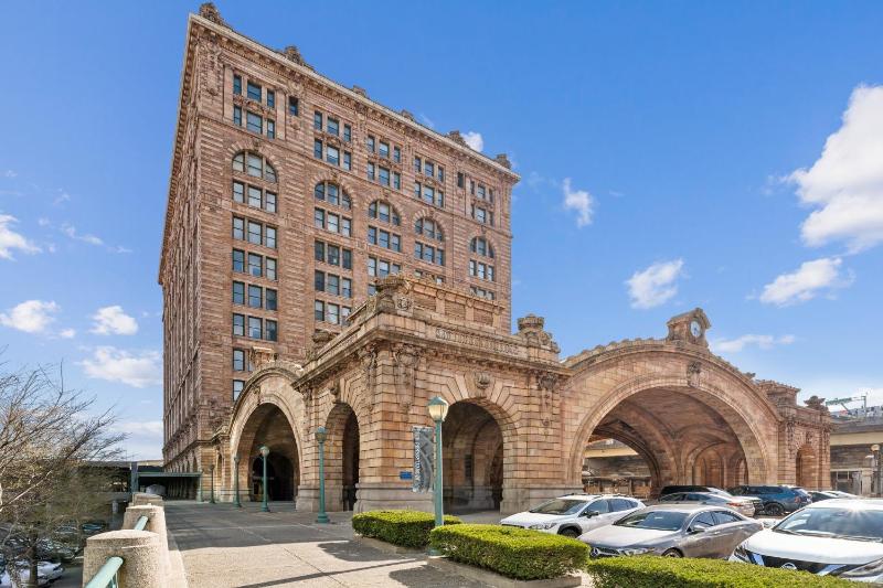 Placemakr Downtown Pittsburgh at The Pennsylvanian - image 1