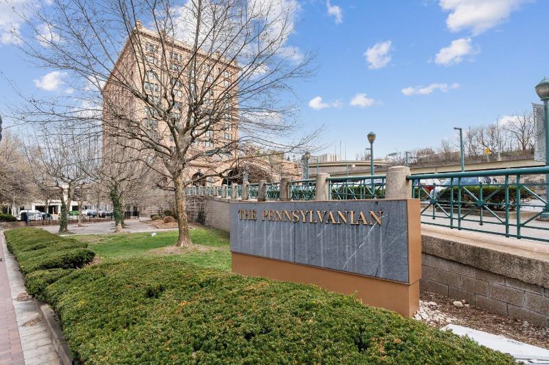 Placemakr Downtown Pittsburgh at The Pennsylvanian - image 14