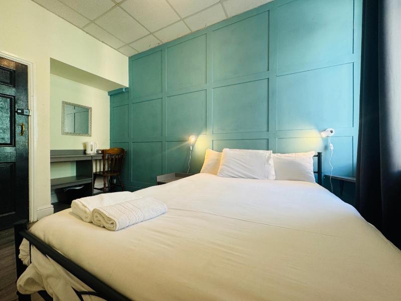 Double Room image 3