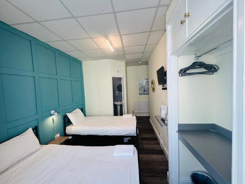 Twin Room image 1