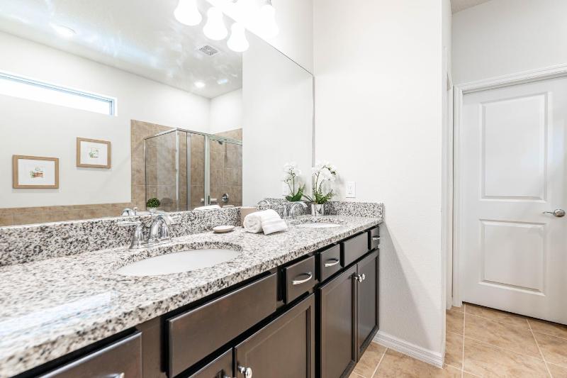 Flash 20 Off Luxury Single Family w Pvt Pool - image 9