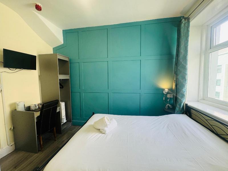 Double Room image 4