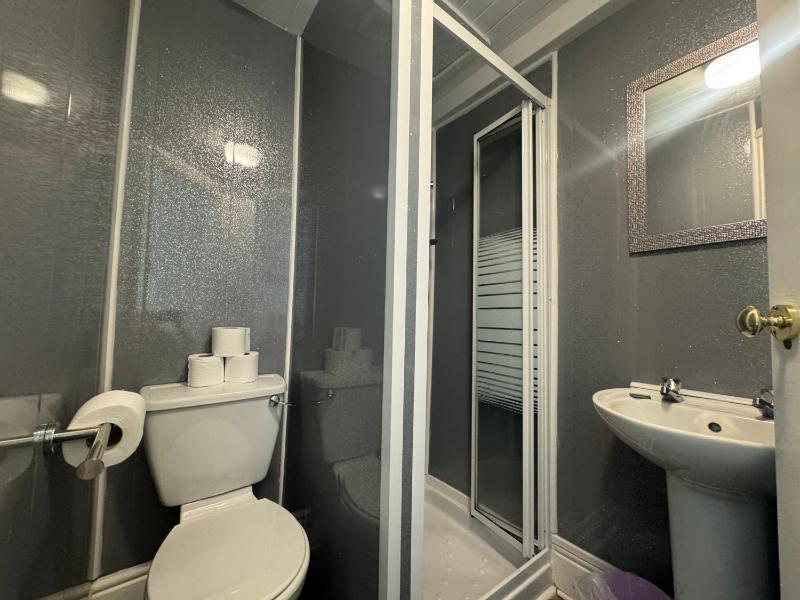 Twin Room image 4
