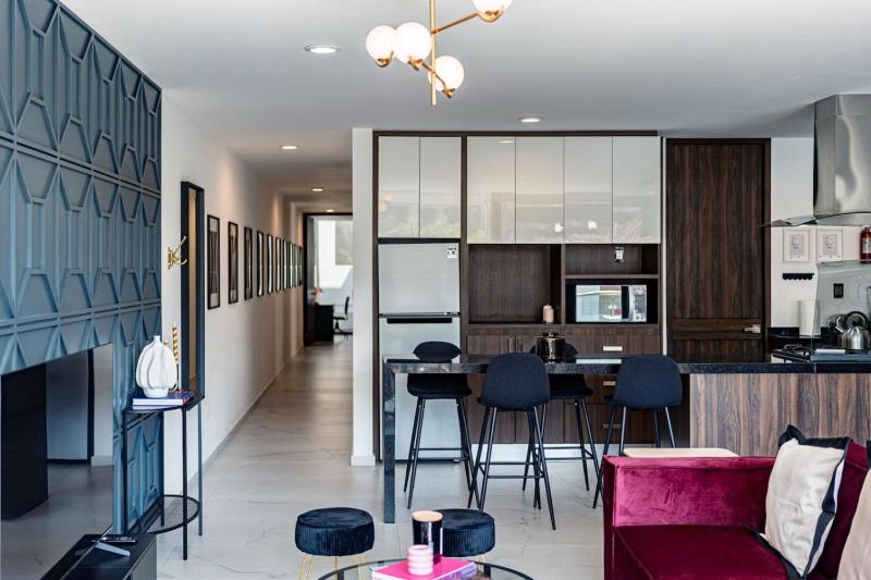Bright Stylish Retreat w/ Private Balcony & WiFi - image 32