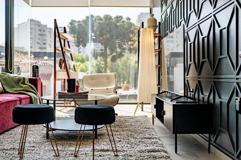 Bright Stylish Retreat w/ Private Balcony & WiFi - image 28