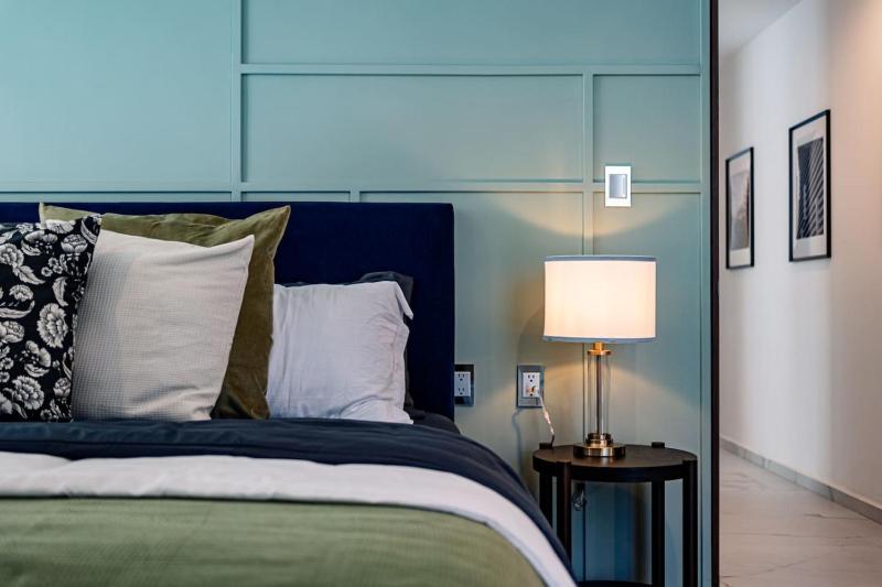 Bright Stylish Retreat w/ Private Balcony & WiFi - image 33