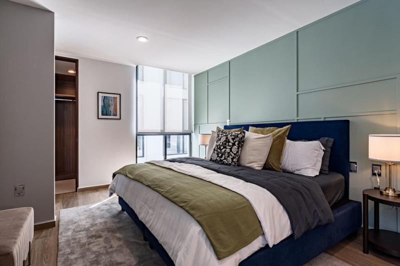 Bright Stylish Retreat w/ Private Balcony & WiFi - image 34