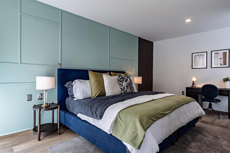 Bright Stylish Retreat w/ Private Balcony & WiFi - image 19